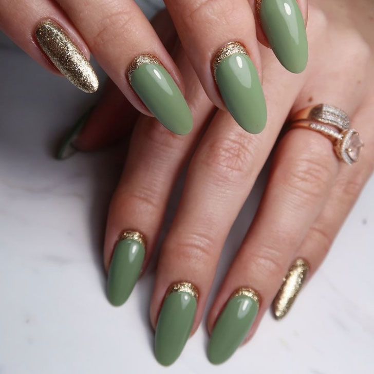 Оливковый маникюр с золотыми блестками на длинных овальных ногтях