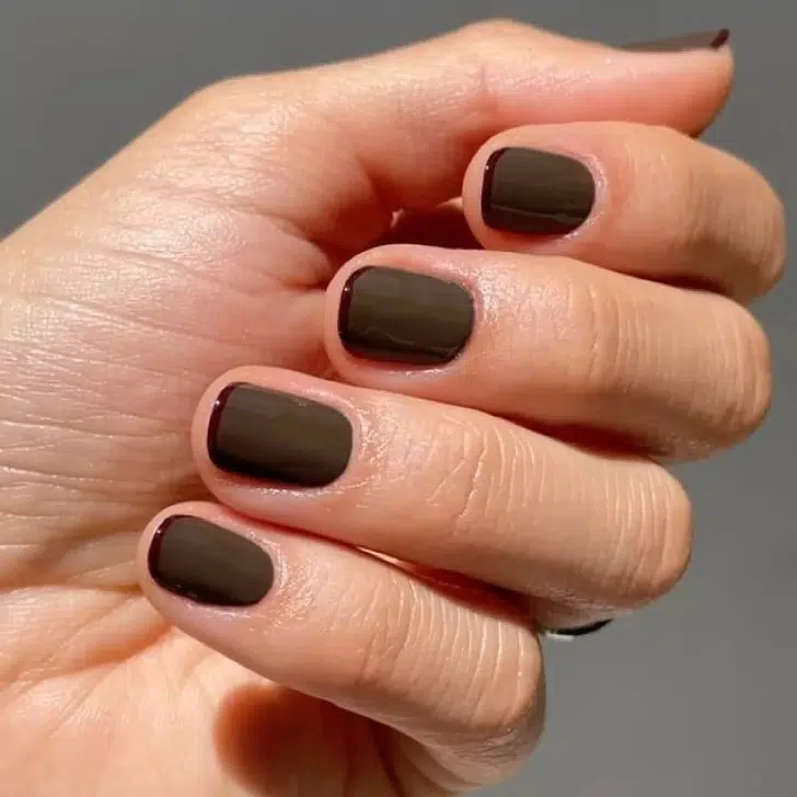Осенний коричневый френч на коротких квадратных ногтях