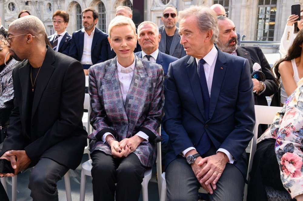 Принцесса Шарлен в сопровождении Бернара Арно на показе Louis Vuitton