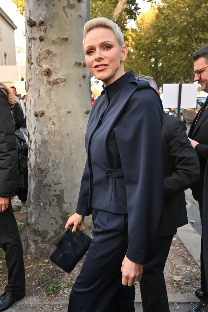 Принцесса Шарлен в темно синем костюме в стиле милитари и черным маникюром