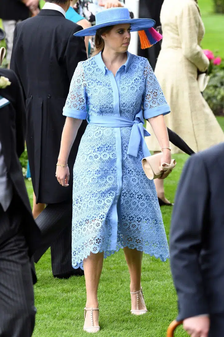 Принцесса Беатрис в кружевном платье миди голубого цвета, бежевых туфлях и шляпке