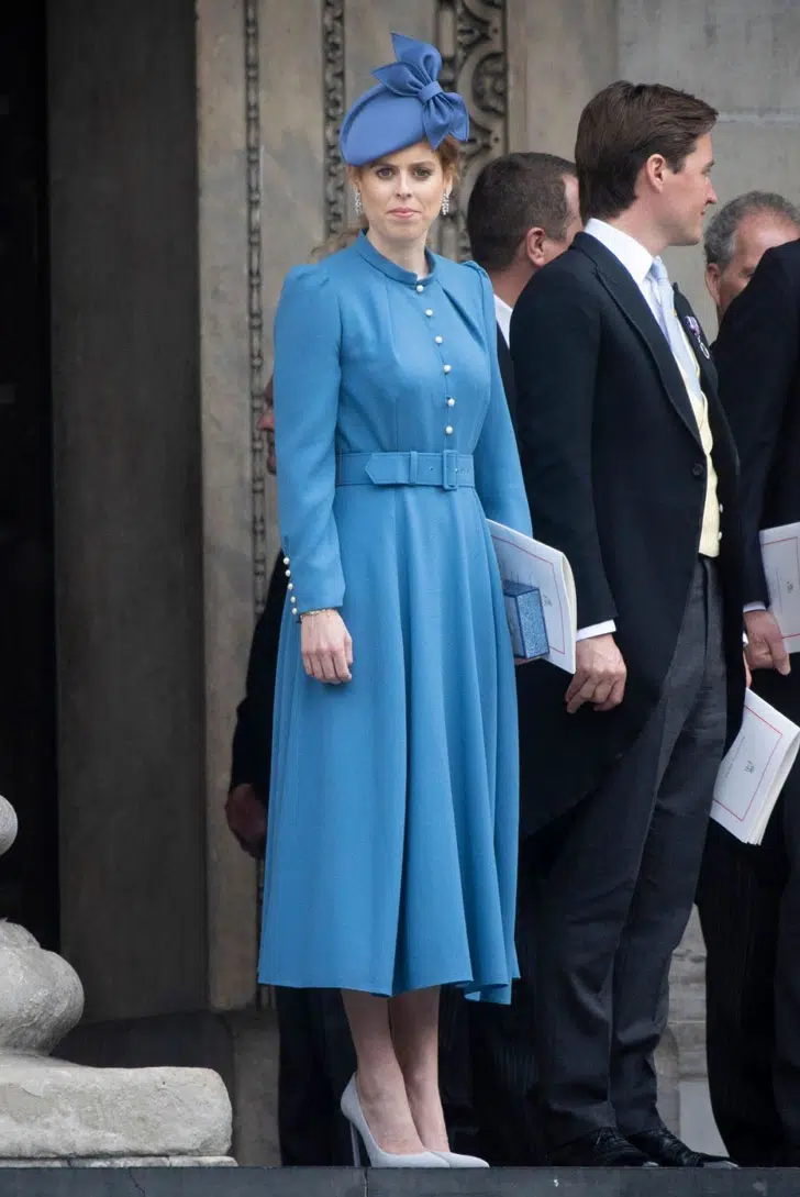 Принцесса Беатрис в шикарном синем платье миди с поясом и шляпке