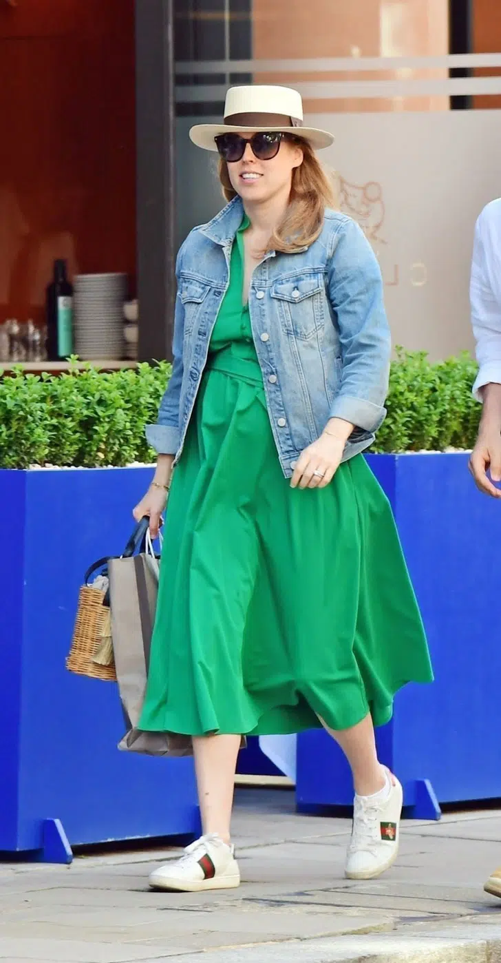 Принцесса Беатрис в зеленом платье миди, джинсовой куртке и кедах