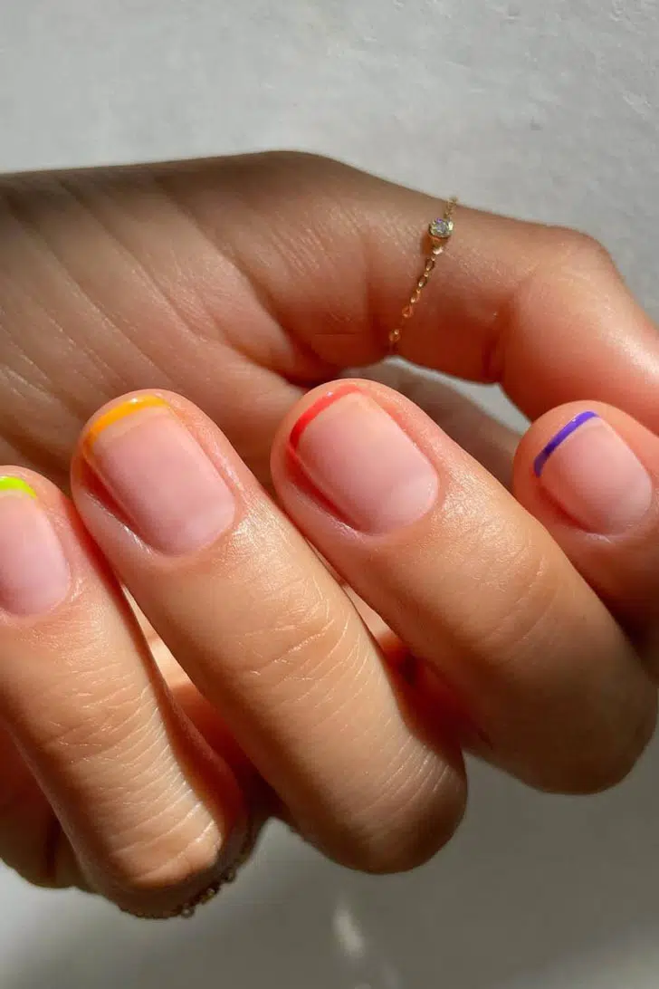 Разноцветный тонкий френч на коротких натуральных ногтях