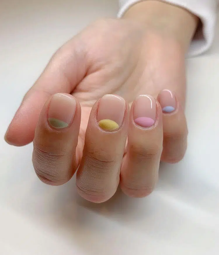 Разноцветный пастельный маникюр на коротких натуральных ногтях
