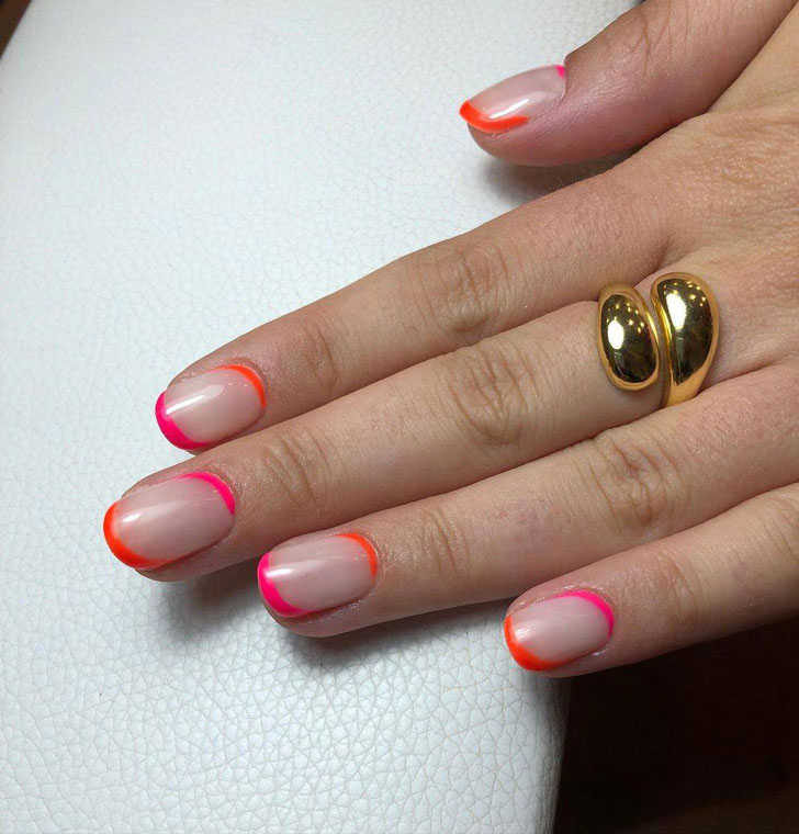 Розово оранжевый неоновый маникюр на овальных ногтях средней длины