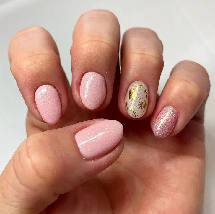 Розовый маникюр с золотой фольгой на коротких овальных ногтях