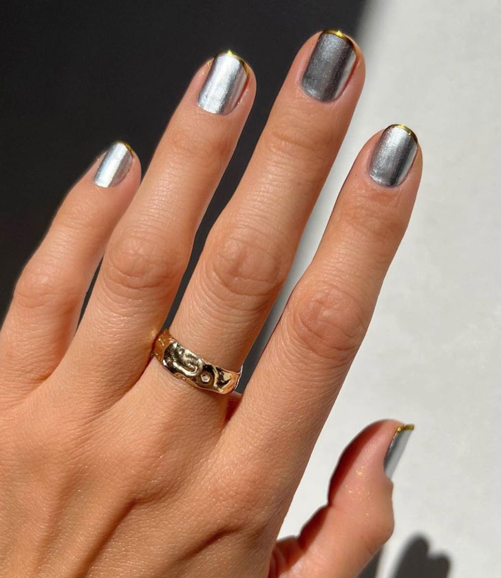 Серебристый маникюр с золотым френчем на коротких натуральных ногтях