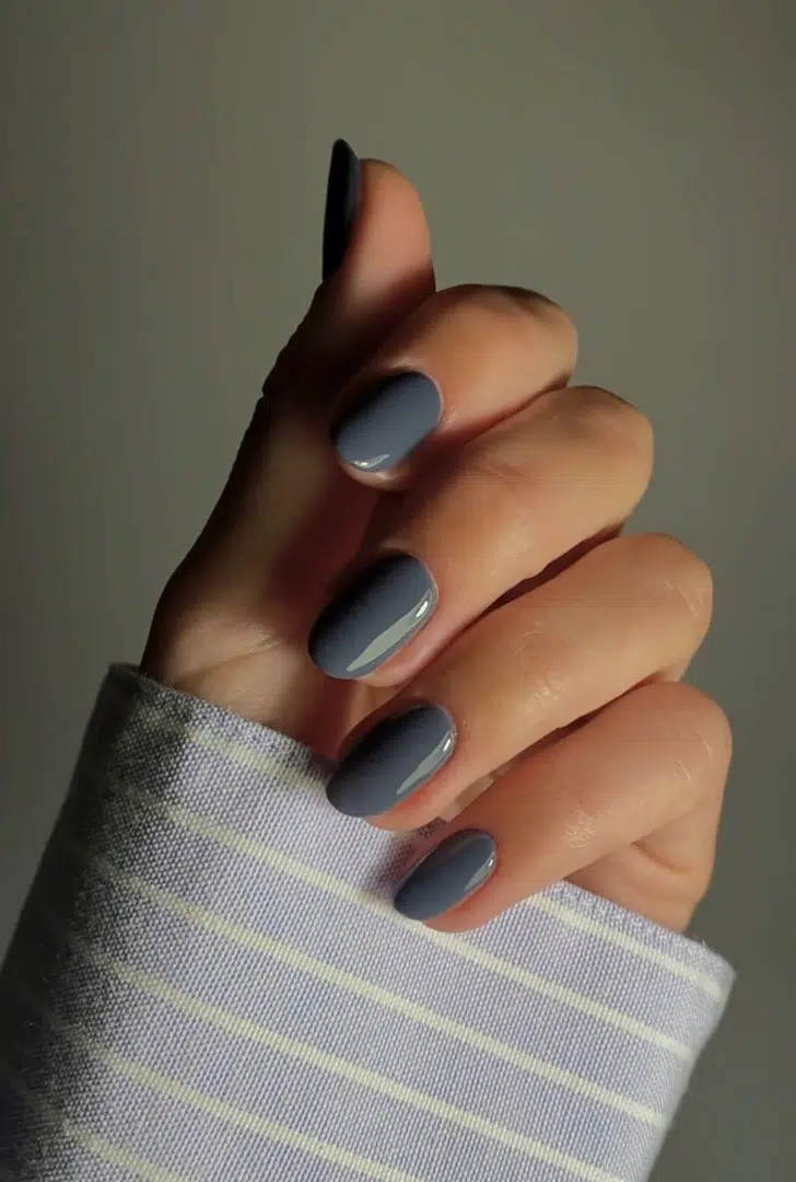 Серо-голубой маникюр на ухоженных овальных ногтях средней длины