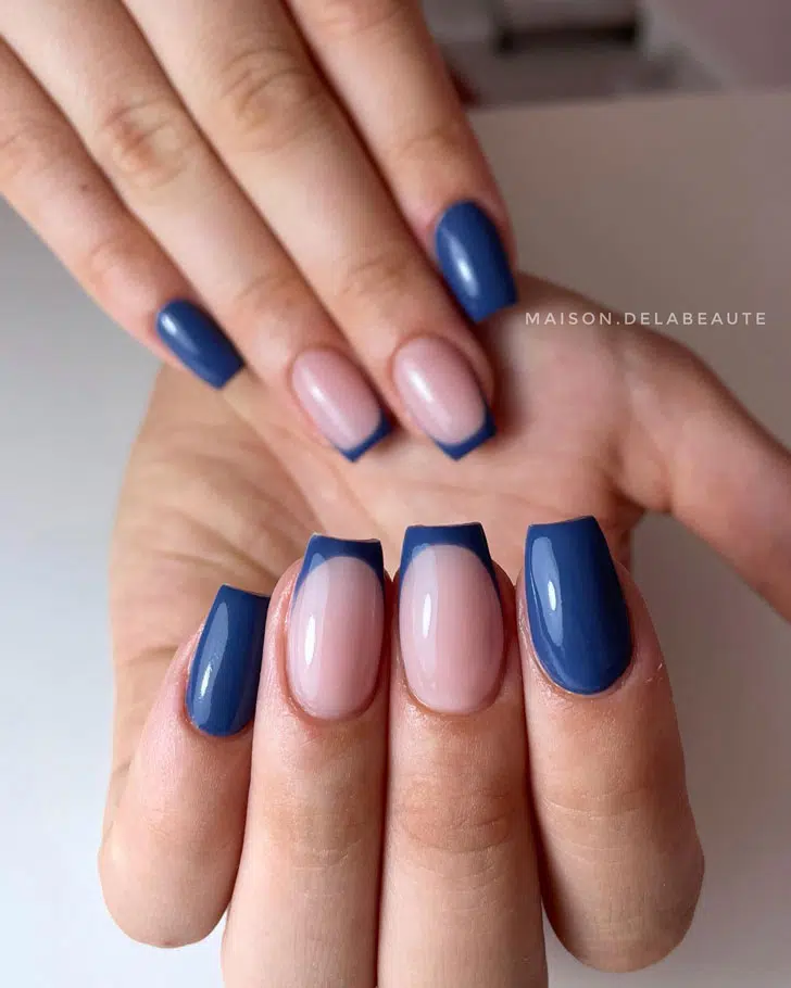 Синий френч на квадратных ногтях средней длины
