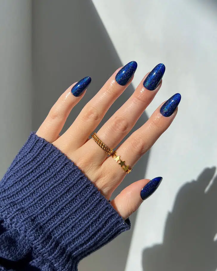 Синий маникюр с блестками на длинных овальных ногтях