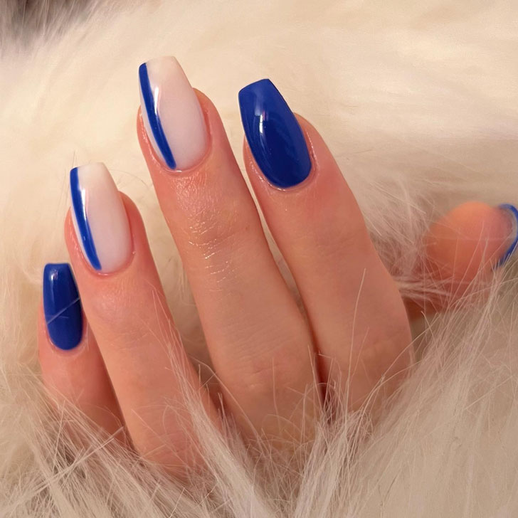 Синий маникюр с молочными ногтями и полосами на длинных квадратных ногтях