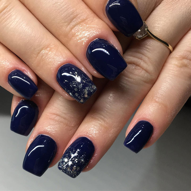 Синий маникюр с серебристыми блестками на квадратных ногтях средней длины
