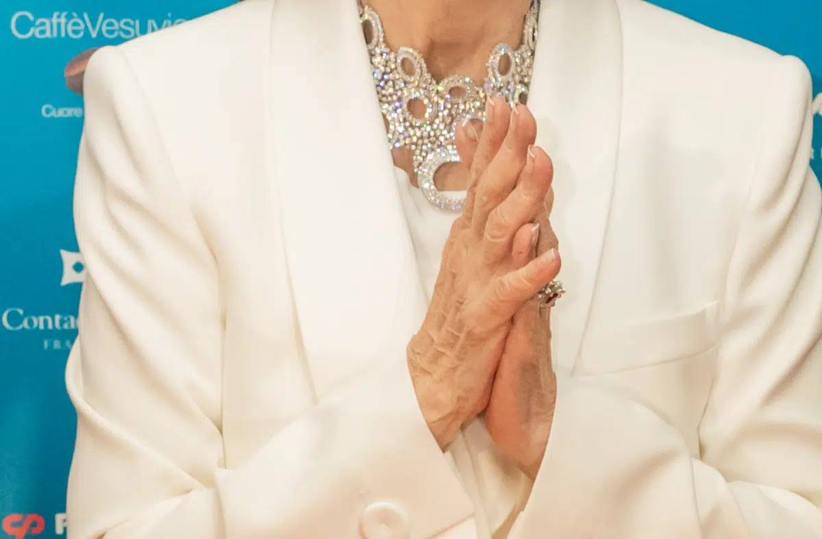 Софи Лорен с натуральным френчем на коротких ногтях и массивным ожерельем