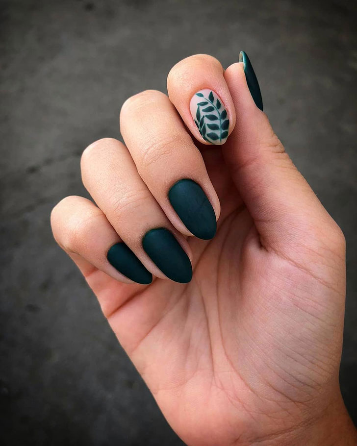 Темно-зеленый матовый маникюр с растительным принтом на овальных ногтях средней длины