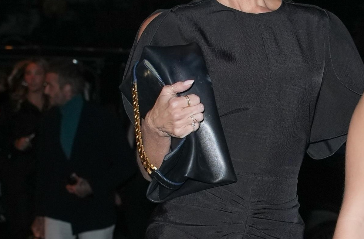 Виктория Бекхэм с кожаной сумкой с золотой застежкой и длинным маникюром натурального оттенка
