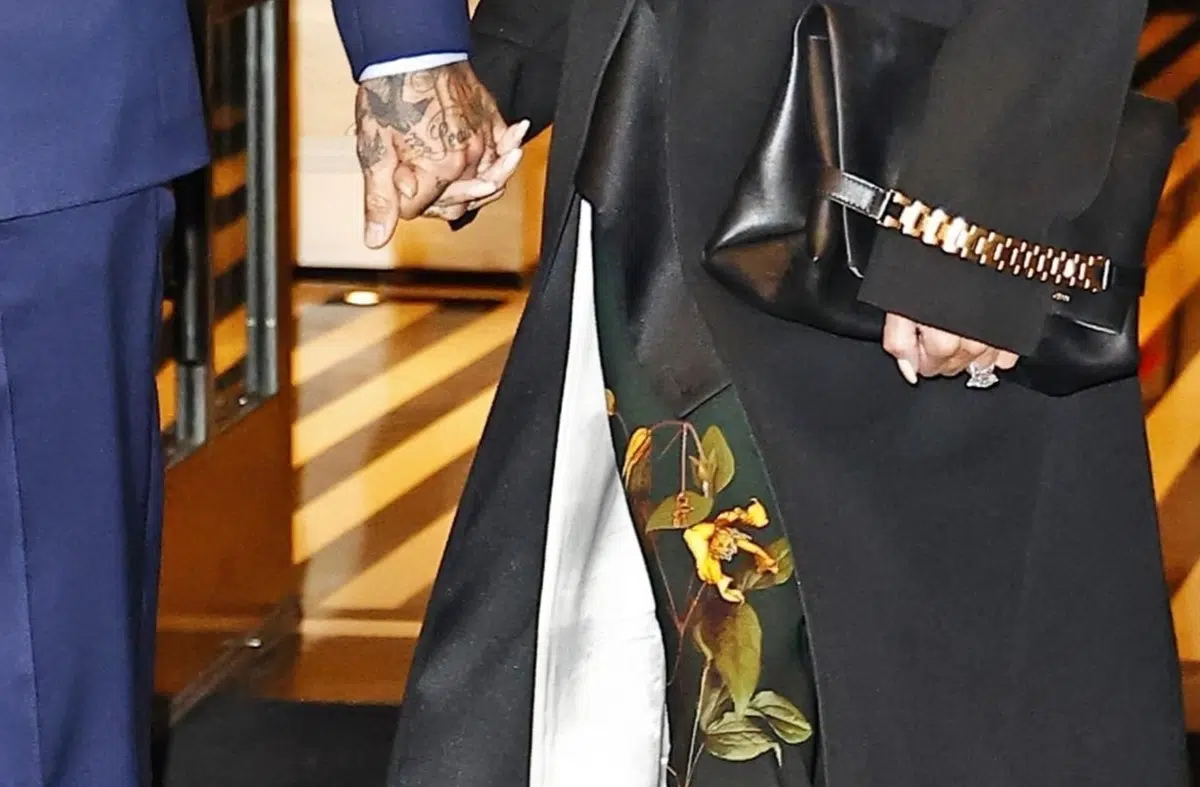 Виктория Бекхэм в черном пальто и светлым маникюром на длинных ногтях
