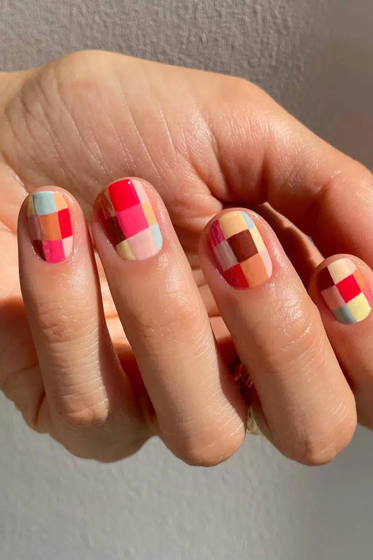 Яркий маникюр с разноцветными квадратами на коротких натуральных ногтях