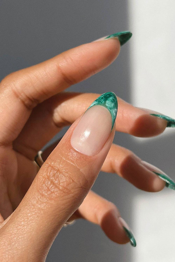 Зеленый мраморный френч на миндальных ухоженных ногтях