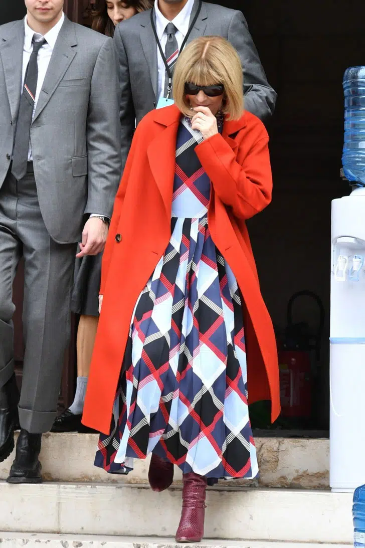 Анна Винтур в длинном платье с геометрическим принтом и красном пальто