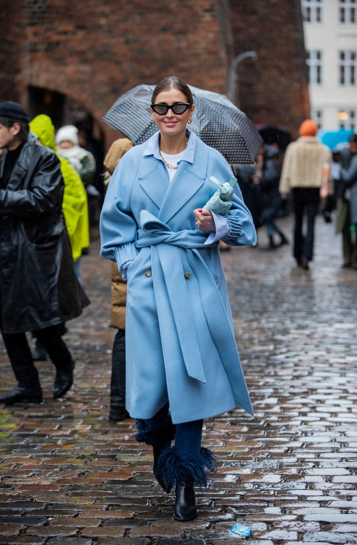Дарья Баранник в голубом пальто с поясом, черных ботильонах и брюках