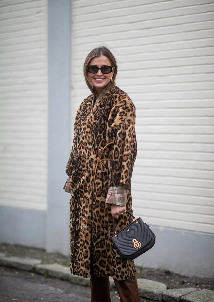 Дарья Баранник в леопардовом пальто из искусственного меха и коричневых брюках