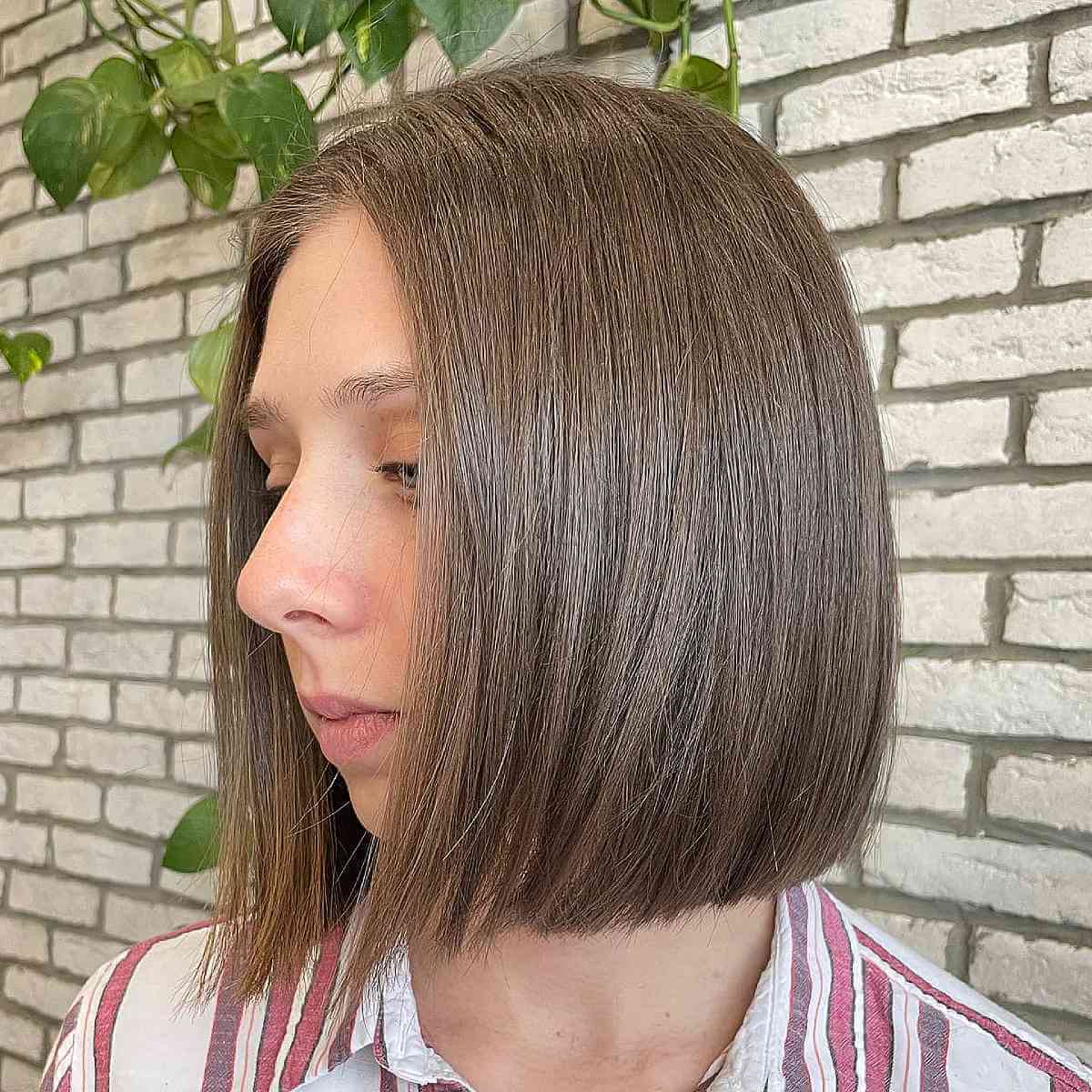 Девушка с классической стрижкой с прямыми концами на гладких натуральных волосах