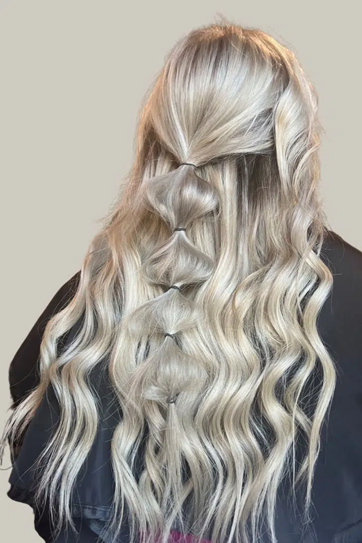 Девушка с пузырьковой прической на длинных ухоженных волосах
