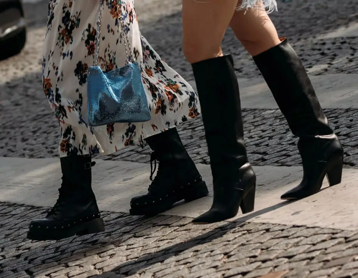 Девушки в модных ботинках на шнуровке и ковбойских сапогах