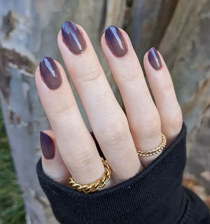 Фиолетовый маникюр омбре на овальных ногтях средней длины