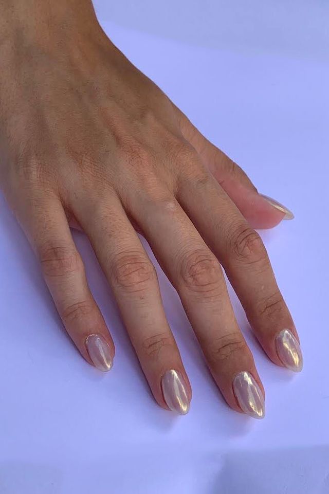 Глазурированный маникюр с жемчужным покрытием на овальным ногтях средней длины