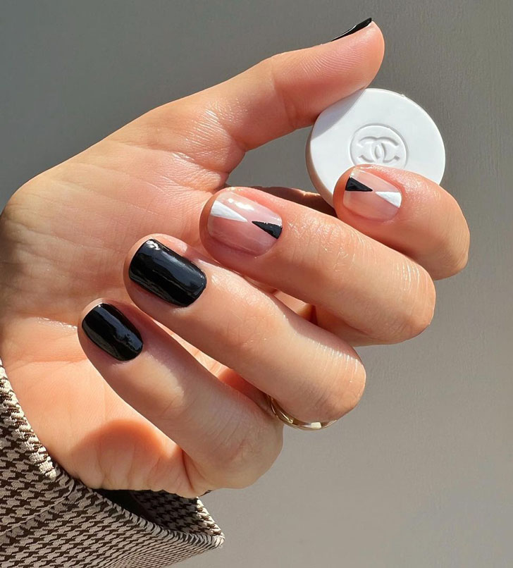 Глянцевый черный маникюр с геометрическим принтом на коротких ногтях