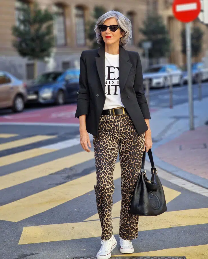Кармен Гимено в черном жакете, леопардовых брюках и белых кедах