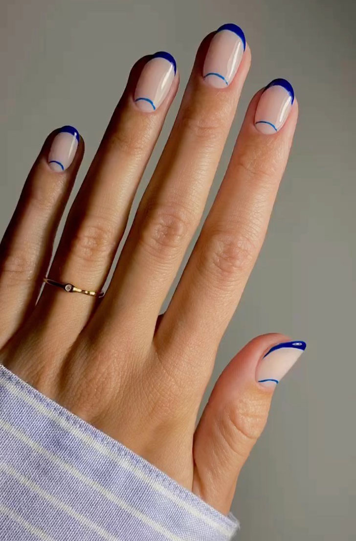 Красивый синий френч на ухоженных овальных ногтях средней длины