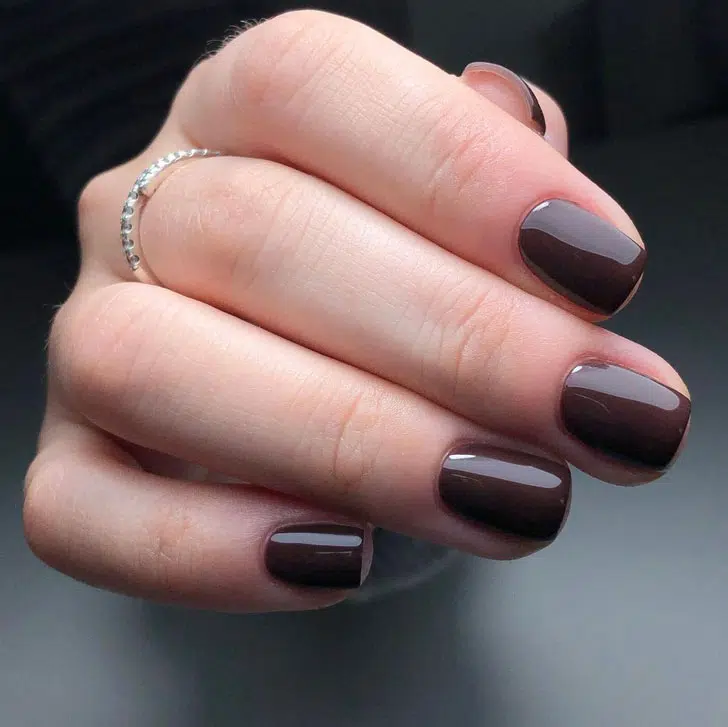 Лакированный коричневый маникюр на коротких квадратных ногтях