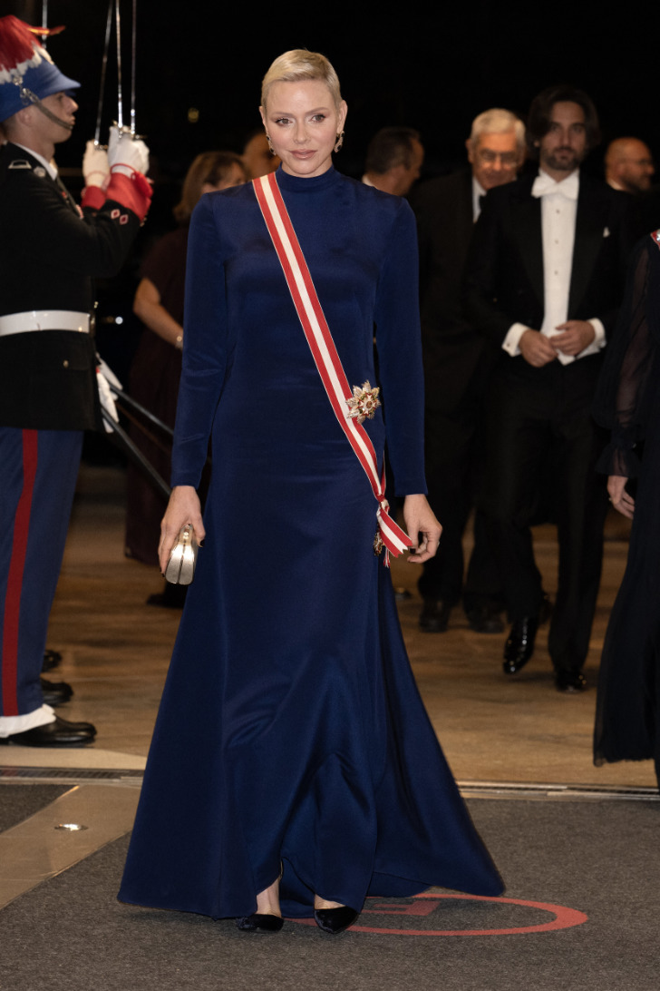 Принцесса Шарлен в длинном бархатном платье и новым черным маникюром