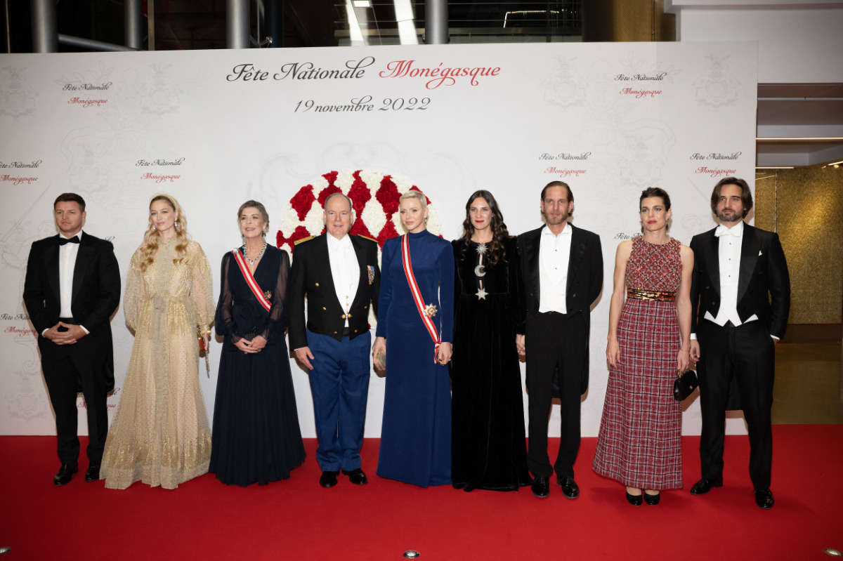 Принцесса Шарлен в роскошном платье и вся остальная королевская семья на празднике в Монако