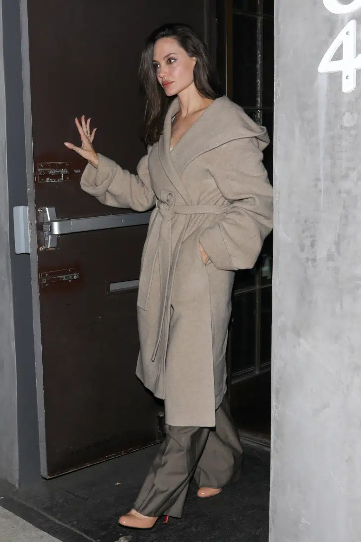 Анджелина Джоли в стильном пальто, бежевых лабутенах и впечатляющей прической