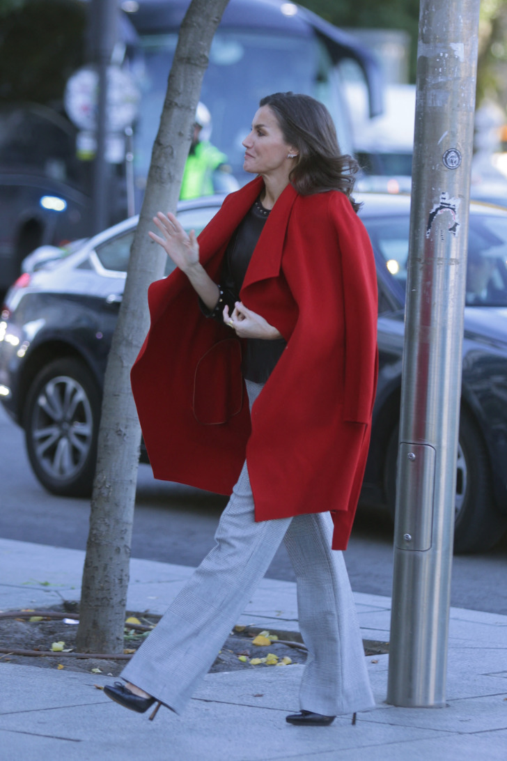 Королева Летиция с распущенными волосами, красном пальто и классических брюках