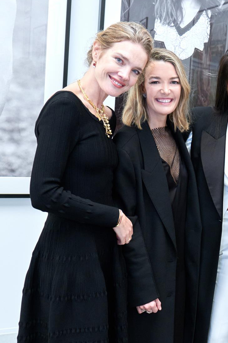 Марта Ортега и Наталья Водянова в черных платьях на выставке