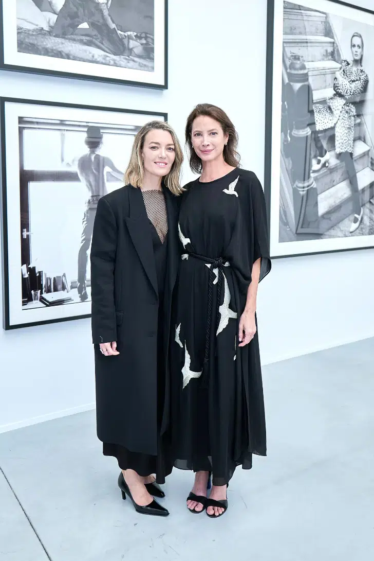 Марта Ортега и Кристи Терлингтон в черном платье с белыми птицами