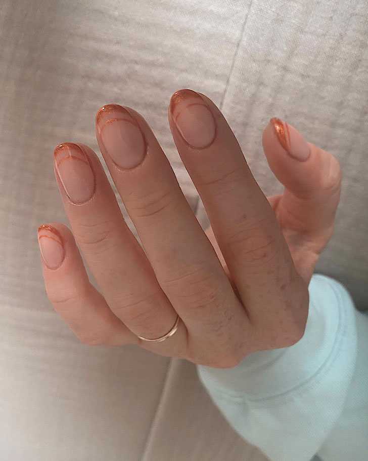Металлический оранжевый френч на овальных ногтях средней длины