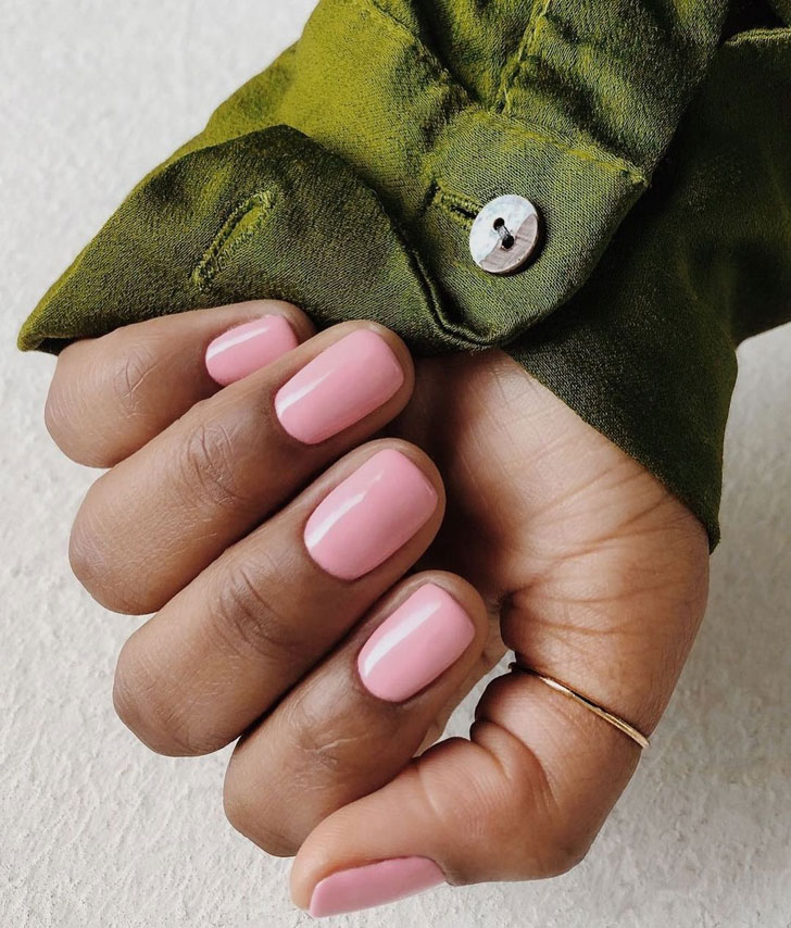 Нежно-розовый маникюр на коротких квадратных ногтях