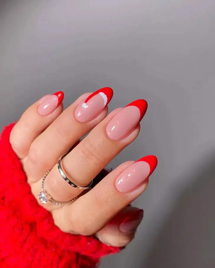 Новогодний красный френч на длинных овальных ногтях