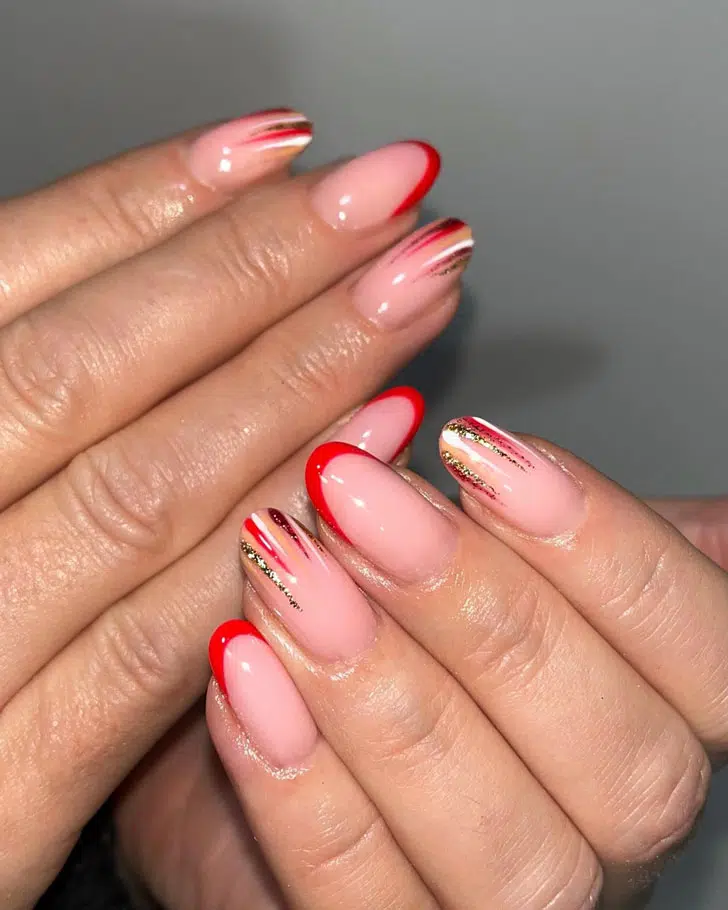 Новогодний красный френч с потеками краски на овальных ногтях