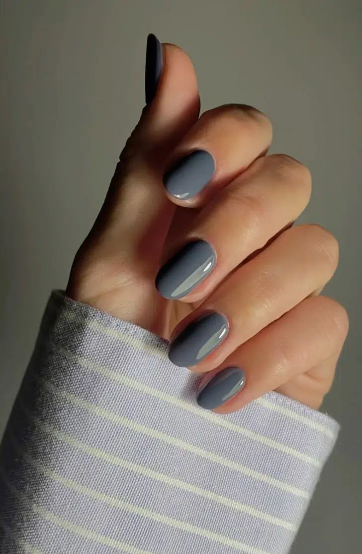 Однотонный серый маникюр на ухоженный овальных ногтях