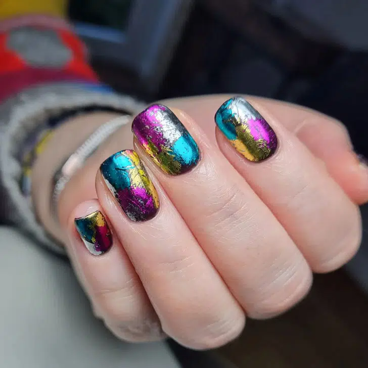 Разноцветный металлизированный маникюр на квадратных ногтях