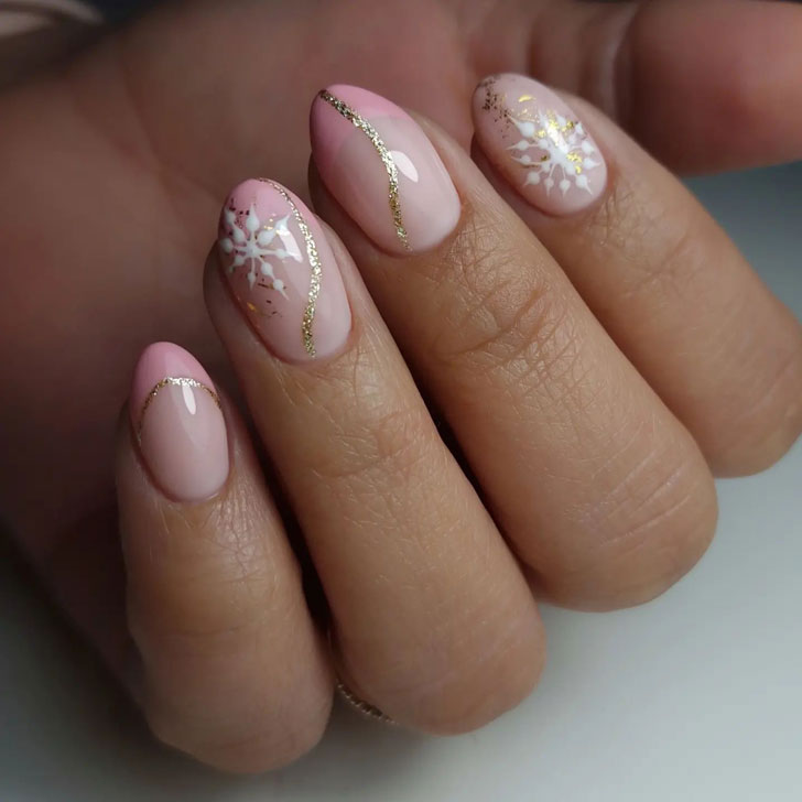 Розовый френч с золотыми блестками и снежинками на овальных ногтях