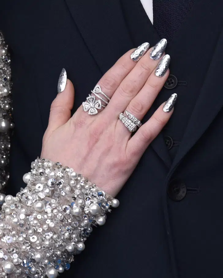 Серебристый металлический маникюр на длинных овальных ногтях