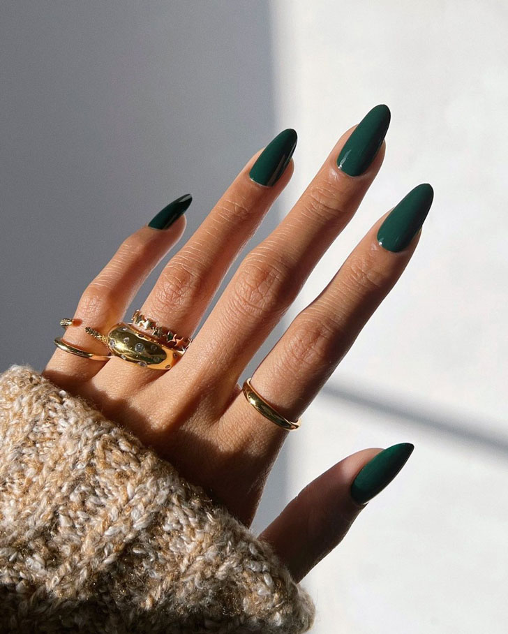 Темно-зеленый глянцевый маникюр на длинных овальных ногтях